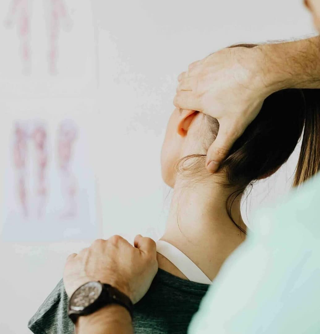 Séance de kinésithérapie cervicale avec mobilisation manuelle de la nuque Séance de kinésithérapie cervicale avec mobilisation manuelle de la nuque