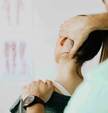 Séance de kinésithérapie cervicale avec mobilisation manuelle de la nuque Séance de kinésithérapie cervicale avec mobilisation manuelle de la nuque