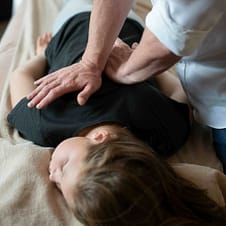 Déroulement d’une séance d’ostéopathie avec manipulation du dos Déroulement d’une séance d’ostéopathie avec manipulation du dos