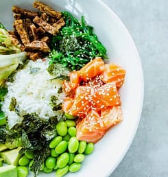 Assiette équilibrée d'un point de vue de la micronutrition riche en oméga-3, fibres et protéines végétales Assiette équilibrée d'un point de vue de la micronutrition riche en oméga-3, fibres et protéines végétales